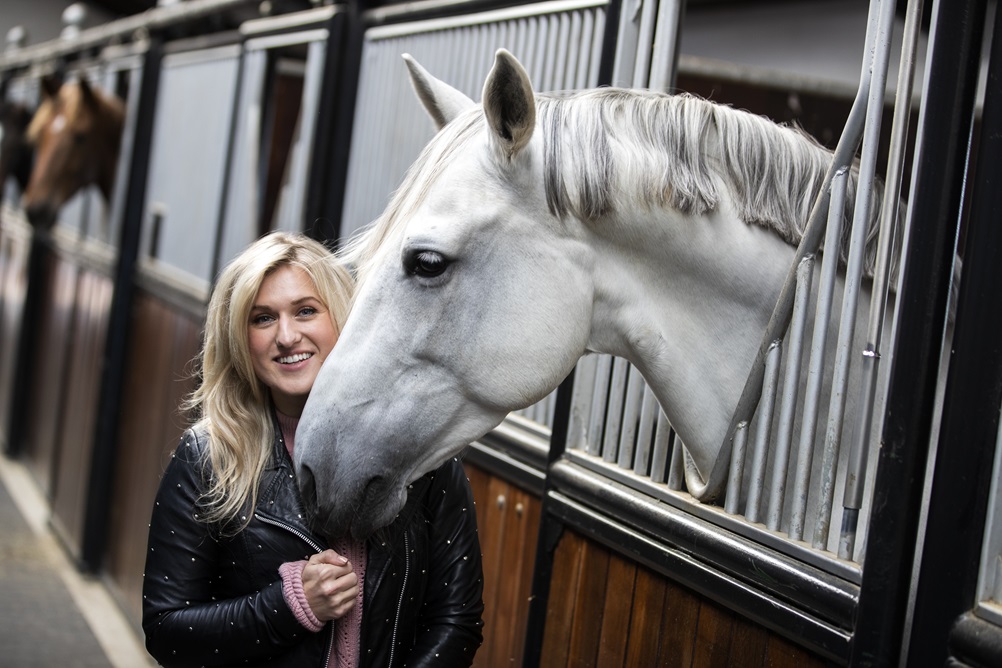Paard van Britt Dekker krijgt bijzondere rol op haar bruiloft